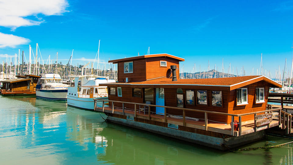 5 Financial Benefits of Living in a Houseboat Instead of a Traditional Home